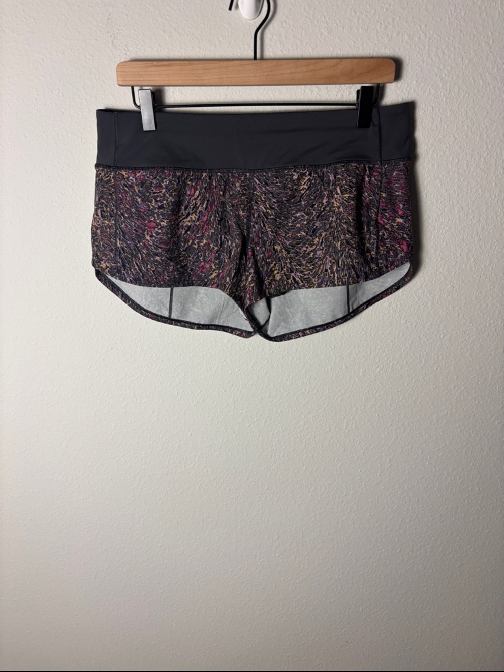 Lululemon Speed Up Low-Rise Short 2.5"
Topography Multi / Graphite Grey W7AVHR